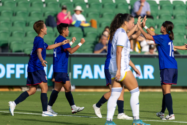 中华女足许翊筠（左）下半场率先攻破菲律宾大门。（澳洲足协提供）