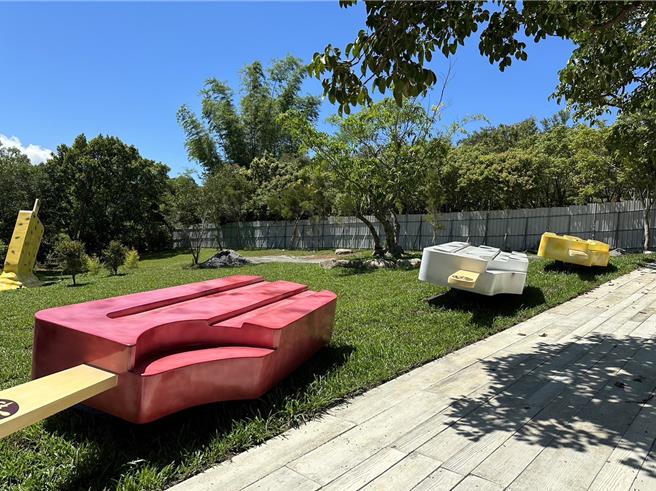 农村水保署台东分署与「春一枝冰店」合作，以色彩缤纷的冰棒、热气球为主题，设计出装置艺术品、休憩长椅，活化老旧休憩空地。（农村水保署台东分署提供／萧嘉蕙台东传真）