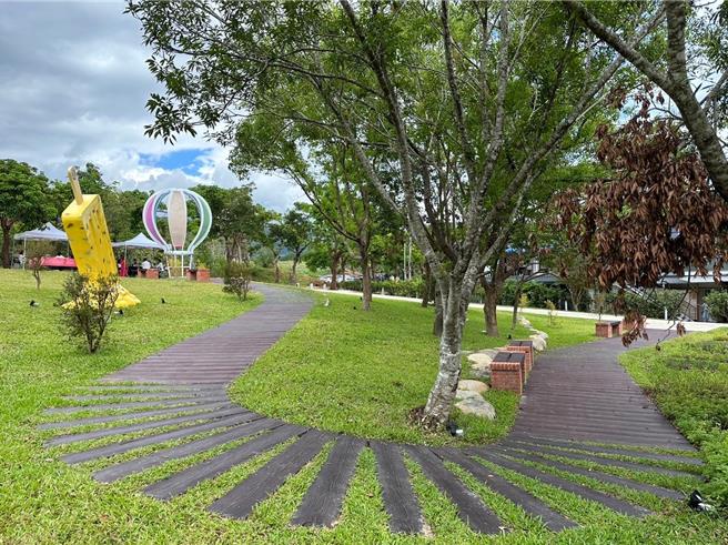 农村水保署台东分署执行「冰棒水果休憩空间」计画，加强友善旅游服务功能，协助春一枝冰店进行整平、铺设路面与增设无障碍坡道。（农村水保署台东分署提供／萧嘉蕙台东传真）