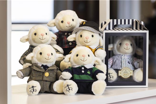 Brooks Brothers 205 週年限量紀念小羊，27日起於Brooks Brothers Taipei 101專門店獨家發售，全台限量205隻，1818元。（Brooks Brothers提供／林欣儀台北傳真）