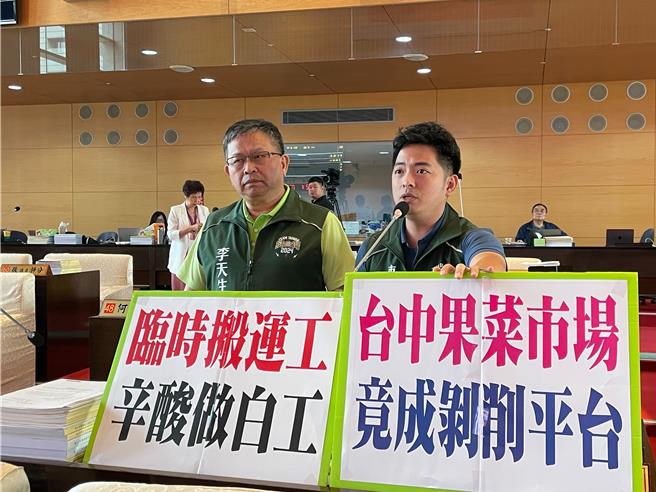 台中市议会26日财政经济业务质询，台中市议员蔡耀颉指出，有多位台中果菜市场临时搬运工被欠薪5到10万元不等，要求农业局尽快了解。（张亦惠摄）