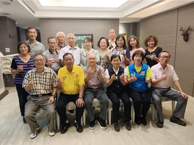 苗栗县廖志坤基金会奖学金25日完成审查，将发给65名学生，审查委员们合影。（廖志坤基金会提供／谢明俊苗栗传真）