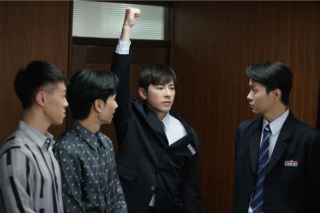 李国毅（左三）饰演年轻有拚劲的菜鸟员工。（中视提供）