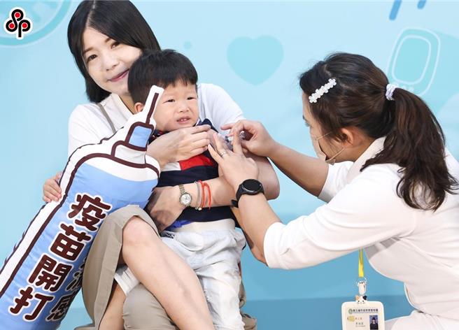 台北市长蒋万安先前宣布高端流感疫苗不进入校园，与卫福部长薛瑞元隔空驳火。（本报资料照片）