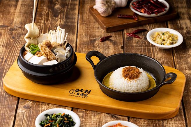 「釜山辣魚嫩豆腐煲」將整串韓式魚板放入豆腐煲內，高湯中還放入炸得金黃酥脆的土魠魚塊，堪稱韓式豆腐煲升級版。(豆府餐飲集團提供)