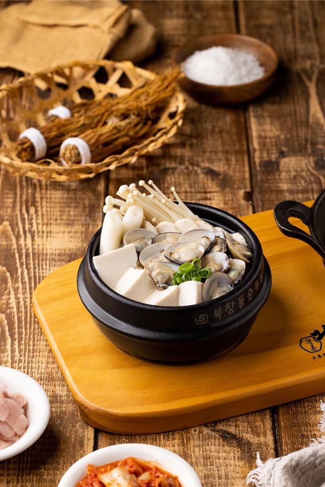 「人蔘蛤蜊嫩豆腐煲」把人蔘湯融入大海鮮滋味，還吃得到爆量蛤蜊，滋味鮮美。 (豆府餐飲集團提供)