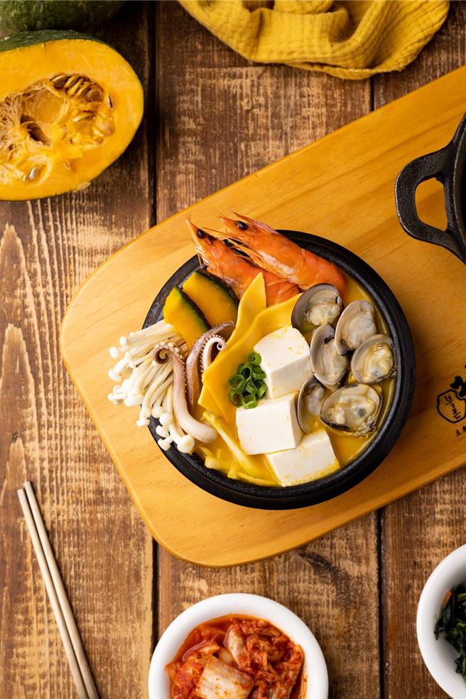 以南瓜為發想的「南瓜海鮮嫩豆腐煲」，清甜足料又暖胃，兼顧美味與健康。(豆府餐飲集團提供)