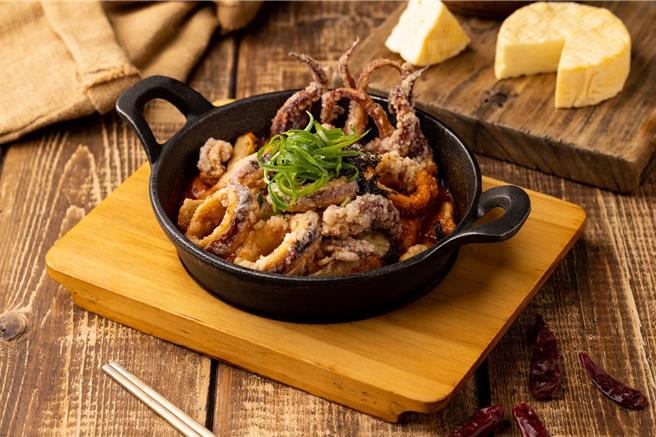 以整隻魷魚下鍋酥炸為主角的「香酥魷魚起司年糕」，滿足視覺與味覺。(豆府餐飲集團提供)