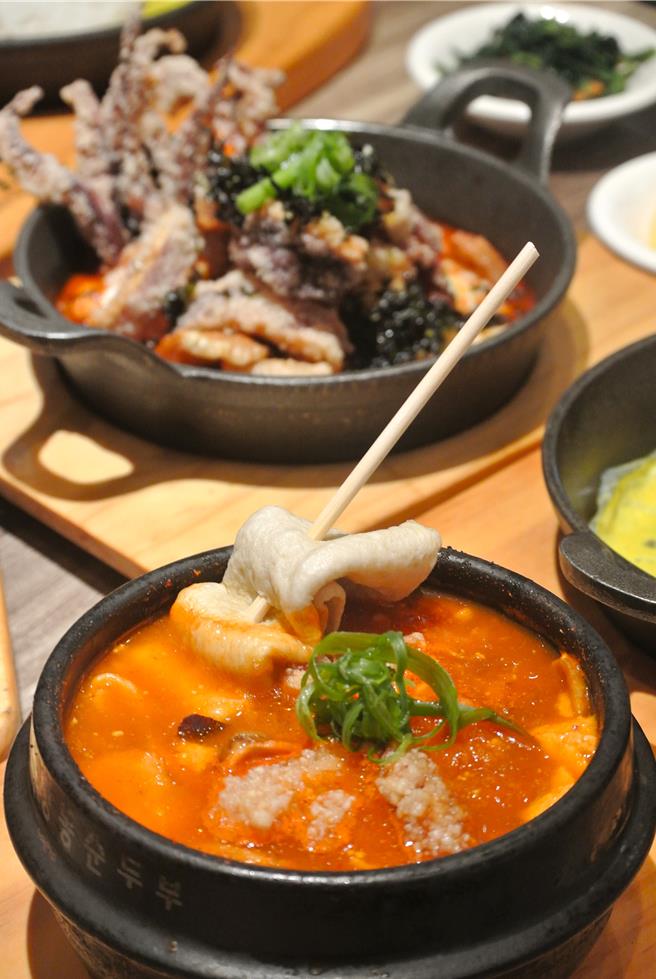 10月31日萬聖節當日，4人同行到「北村豆腐家」消費，其中1人打扮成「海底生物造型」裝扮，直接招待4份新上市海鮮料理。(陳韻萍攝)