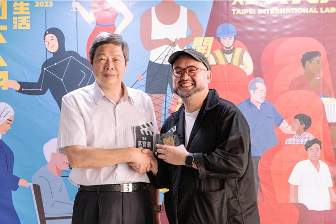 劳工影展25日举行开幕式，劳动局高宝华局长（左）与《折翼姊妹》潘宇纲导演合影。（台北市电影戏剧业职业工会提供）