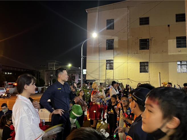 邻近万圣节，台中市乌日区长颈鹿美语150多位孩童25日晚上展开万圣节讨糖活动，6点多来到台中市警察局乌日分局乌日派出所讨糖。（乌日警分局提供／潘虹恩台中传真）