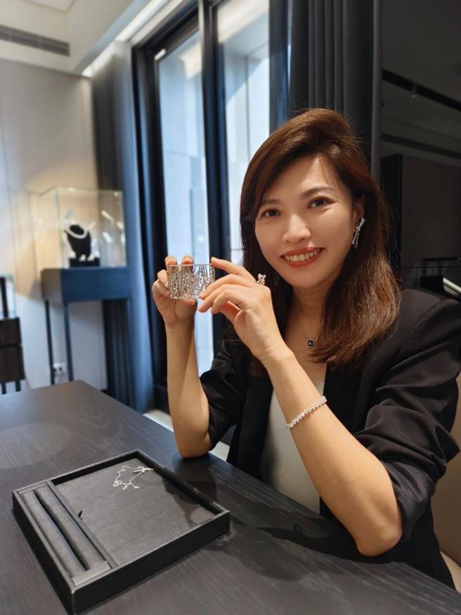 刘和宇近年以「台湾是我故乡」设计概念，撷取自然生态、风光景物的台湾元素，作为设计发想。（图片来源：记者韩文明拍摄）