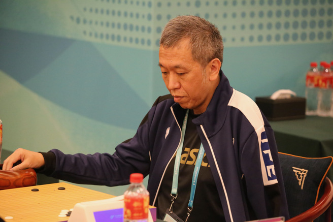 杭州亞帕運圍棋男子團體賽第3輪中華隊副將嚴礽麒。（體育署提供）