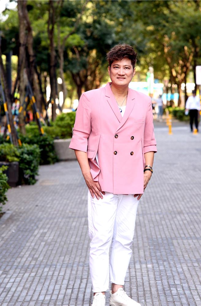 杨哲26日举办记者会，宣布明年将在台中中兴大学惠荪堂开唱。（瑞扬创意提供）