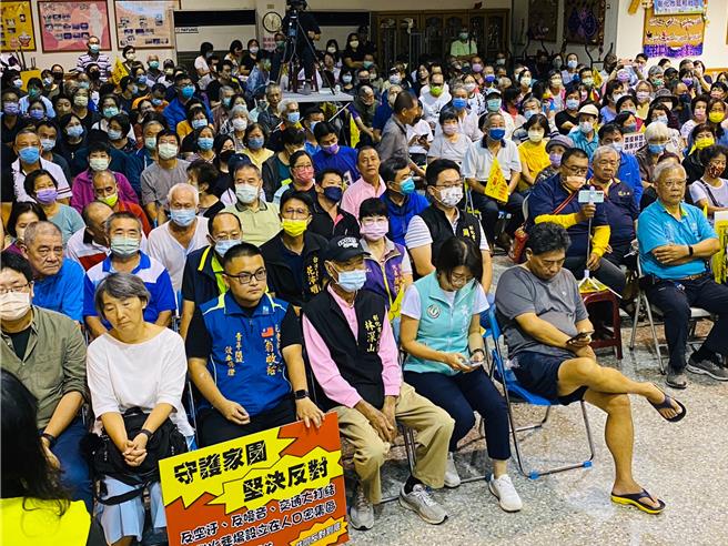 彰化市公所26日晚间在彰化市延和活动中心举办「彰化艺术生命园区」第2场说明会，关心该案的群眾将会场内挤得水泄不通。（孙英哲摄）