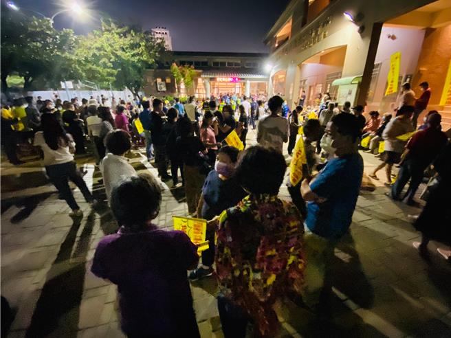 彰化市公所26日晚间在彰化市延和活动中心举办「彰化艺术生命园区」第2场说明会，关心该案的群眾将会场内挤得水泄不通。（孙英哲摄）