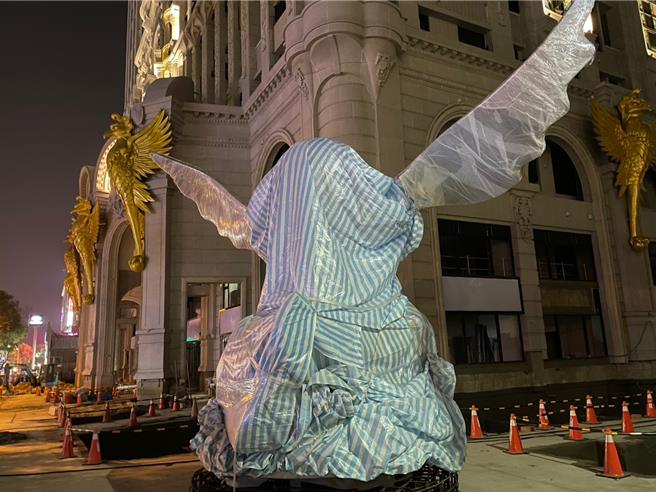 文心爱悦建案多了1处公共艺术，民眾纷纷猜测是什么，根据业者送都发局审查的资料是是以庄子《逍遥游》意境创作出的鲲鹏。（张亦惠摄）