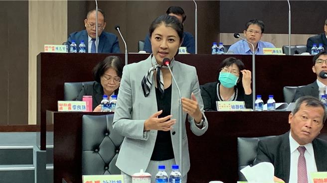 南投县长许淑华说松岭之星将与受天宫合作将其停车场做为接驳车转运站，解决松岭之星完工后大批游客涌入的交通问题。曾雪蒨摄