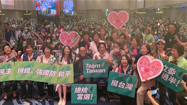 民进党总统参选人赖清德的「基隆信赖台湾姊妹会」26日于基隆长荣桂冠酒店举行成立大会，现场挤爆超过600位妇女力挺。图为副总统赖清德（前排左六）、民进党立委参选人郑文婷（前排左三）、议长童子玮（前排左五）、以及担任姊妹会会长的市议员许睿慈（前排左四）、市议员曾怡芳（前排左一）、市议员陈宜（前排左二）、市议员吴骅珈（前排右四）与眾多女性支持者大合照。（徐佑升摄）