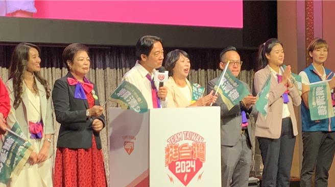 民进党总统参选人赖清德的「基隆信赖台湾姊妹会」26日于基隆长荣桂冠酒店举行成立大会。副总统赖清德（左三）表示，感谢现场妇女朋友力挺，也强调本次选战最关键的就是妇女票，希望各位全力拉票，他就能胜选。（徐佑升摄）