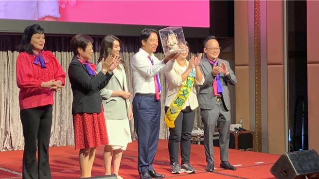 民进党总统参选人赖清德的「基隆信赖台湾姊妹会」26日于基隆长荣桂冠酒店举行成立大会。图为姊妹会总会长张芳丽（左二）、会长许睿慈（左三）、议长童子玮（右一）、民进党立委参选人郑文婷（右二）共同致赠象徵基隆海洋元素的「贝壳船」给副总统赖清德（右三），祝福赖选情一帆风顺。（徐佑升摄）