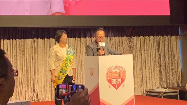 民进党总统参选人赖清德的「基隆信赖台湾姊妹会」26日于基隆长荣桂冠酒店举行成立大会。议长童子玮（右）表示，基隆市议会共31席议员，有12席都是女性，未来也会提出更多性别平权的法案，让基隆也能跟上女性平权的脚步。（徐佑升摄）