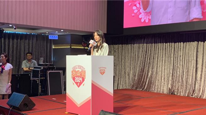 民进党总统参选人赖清德的「基隆信赖台湾姊妹会」26日于基隆长荣桂冠酒店举行成立大会。身为姊妹会会长的市议员许睿慈呼吁姊妹支持赖清德，让女性朋友无论就业、创业、婚姻或是养育孩子，都能够勇敢地用自己的方式追求想要的生活，决定自己人生的样貌。（徐佑升摄）