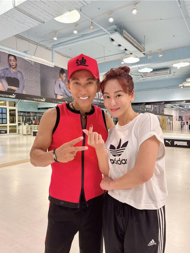 潘若迪（左）大讚邱琦雯律动感很好。（艾迪升传播提供）