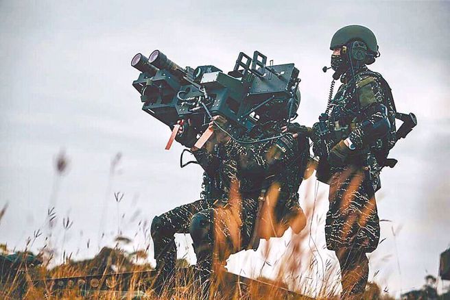 刺針飛彈發射筒疑流入黑幫軍火庫 ，4陸戰隊軍士官遭聲押，圖為陸戰隊發射刺針飛彈示意畫面。（軍聞社提供）