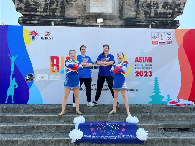 2023亞州啦啦隊錦標賽25日剛於印尼峇厘島圓滿落幕，基隆共有4名選手及2位教練獲選為國家代表隊。建德國中彭怡甄（左一）、熊沛柔（右一）獲得青少年彩球雙人組亞洲銀牌，與教練盧虹（左二）、教練方品璇（右二）合影。（基隆市政府提供／徐佑昇基隆傳真）