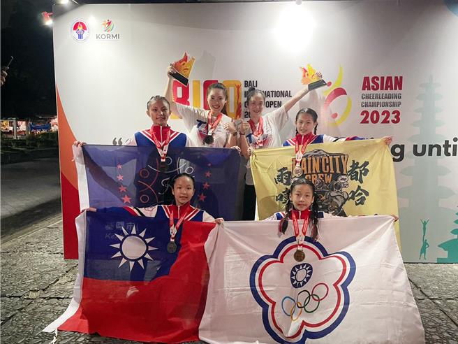 2023亞州啦啦隊錦標賽25日剛於印尼峇厘島圓滿落幕，基隆共有4名選手及2位教練獲選為國家代表隊。圖為4位小選手及2位教練合影，為國爭光。（基隆市政府提供／徐佑昇基隆傳真）