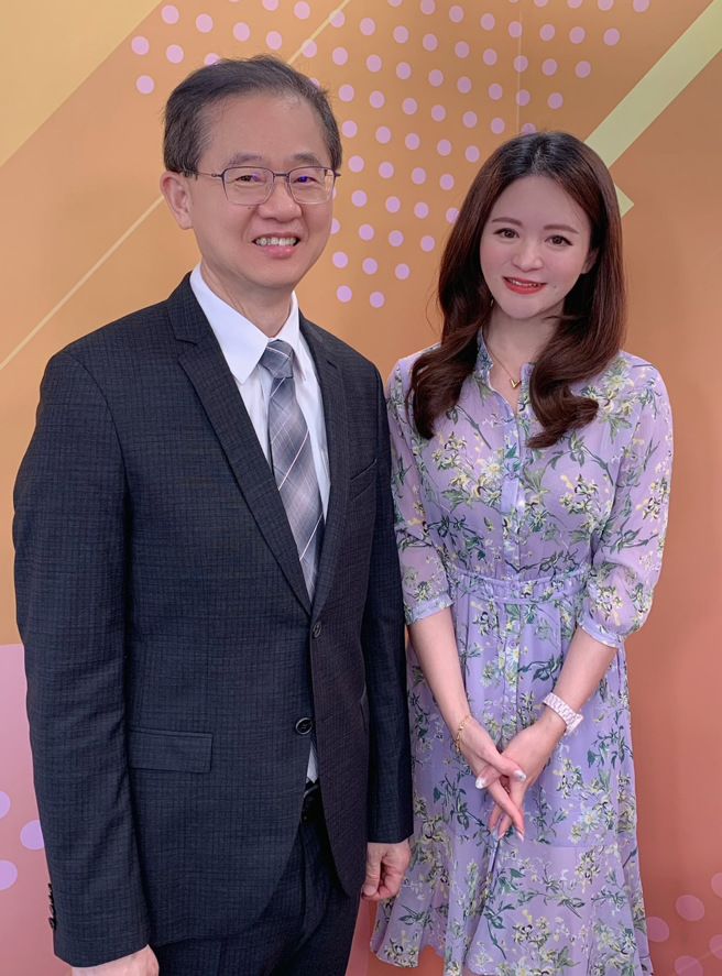 台湾运彩总经理林博泰(左)上时来运转节目，与主持人尉迟佩玉(右)谈运彩眉角。（林胜发摄）