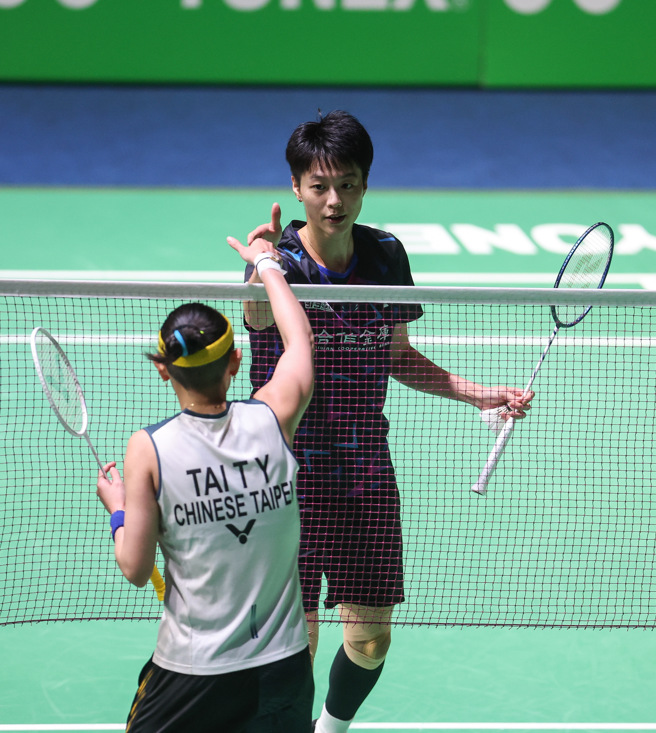 白驭珀（后）和戴资颖赛后在网前握手致意。（Badminton Photo提供）