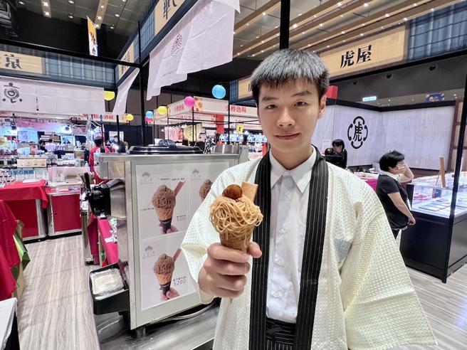 新光三越台北信义新天地日本商品展－「京都金ノ华」栗子蒙布朗冰淇淋，单日限量150支。（吴奕萱摄）