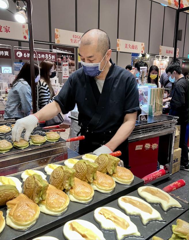 新光三越台北信义新天地日本展销售冠军「七福神鲷鱼烧」，已累计售出8000只。（吴奕萱摄）