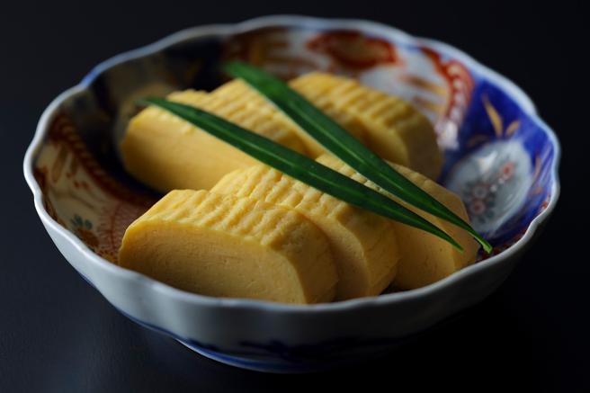 连续3年获得米其林一星推荐的「下鸭茶寮」，必吃推荐高汤蛋卷，280元。（新光三越提供）