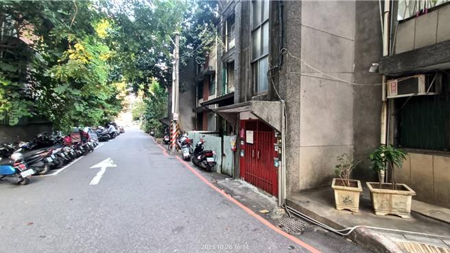 新北市府針對新北市議員黃淑君指轄內板橋區新民街宿舍空間長期閒置、活化計畫延宕，稍早發新聞稿澄清是因產權問題而延宕，預計今年底前就會完成前期評估。（新北市議員黃淑君提供）