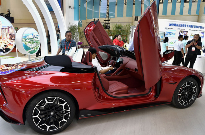 今年中国大陆汽车出口量预计将突破500万台，坐稳全球第一大汽车出口国的地位。图为名爵敞篷跑车。（图／中新社）