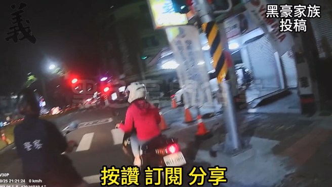 女騎士直接闖紅燈左轉，無視在路口燈紅燈的警察。（翻攝臉書黑色豪門企業）