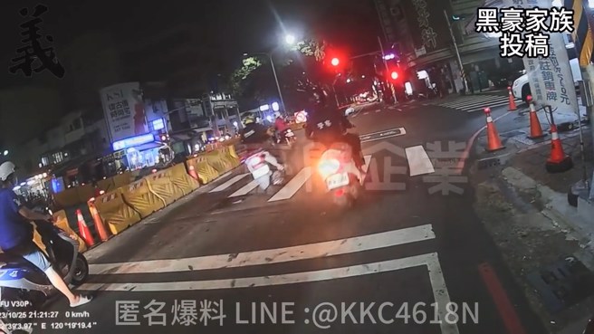 原本等紅燈的警察，看到女騎士違規，立即追上去開罰。（翻攝臉書黑色豪門企業）