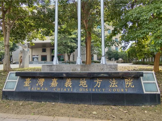 嘉义地方法院今晚裁定涉嫌杀人未遂罪的白男羁押禁见。（廖素慧摄）