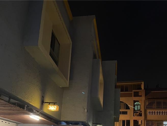 彰化县溪湖镇兴学街上一家汽车旅馆晚间惊传火警，火势从旅馆内某间房间窜出，大量浓烟直衝天际。（民眾提供／吴建辉彰化传真）