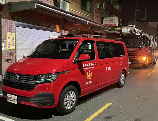 警消获报抵达现场后，随即拉起水线灌救，房间内共有3名男子，在警消到场前均已逃出，3人送医治疗后均无大碍，详细的起火原因仍有待调查厘清。（民眾提供／吴建辉彰化传真）