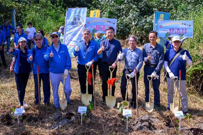 万海航运携手农业部林业及自然保育署宜兰分署，在壮围植树防风护土。图／万海提供