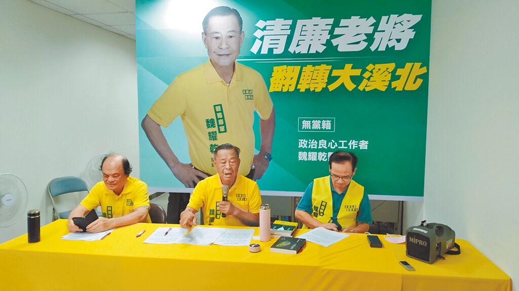 前立委魏耀乾（中）10月6日宣布參選台南市第1選區立委，迄今未激出選戰火花。圖為他在前台南縣長蘇煥智（右）陪同下，宣布參選畫面。（本報資料照片）