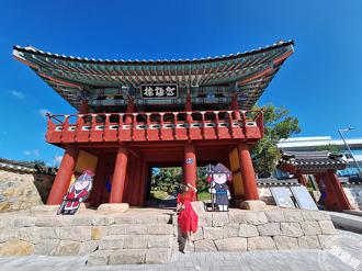 直擊韓國蔚山中區神秘角色 「紅衣小女孩」時不時現身街道、景點