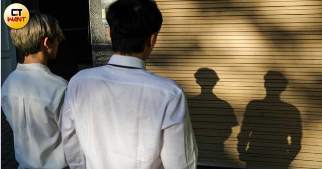 受害学生表示当初因为相信同学，才会签约帮忙作业绩，未料因此背债，控诉诈骗手法太恶劣。（图／本刊摄影组）