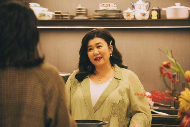 林美秀在《恶女》化身蛇蝎女，靠着温柔手段收服男人心，又杀人于无形。（图／CATCHPLAY提供）