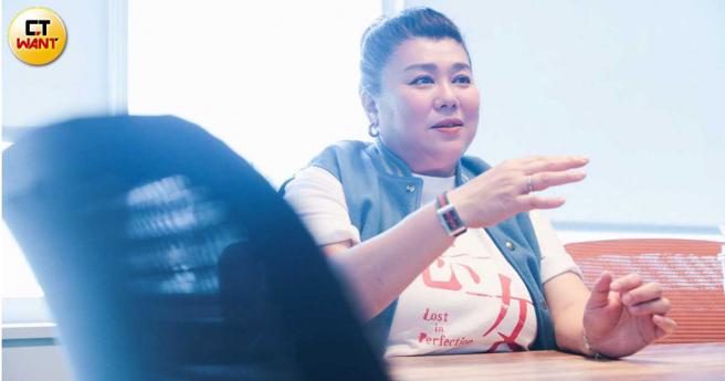 回忆起家中不够和睦的陈年往事，林美秀至今仍向往那种全家坐在桌前围炉的温馨气氛。（图／林士杰摄）