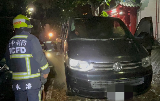 蒋男在殡仪馆内找东西吃被驱赶，竟然纵火烧车泄愤。（翻摄画面）